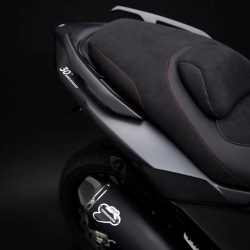 COQUE01822 : Coda posteriore BCD Design 2022-2026 Yamaha Scooter MAX