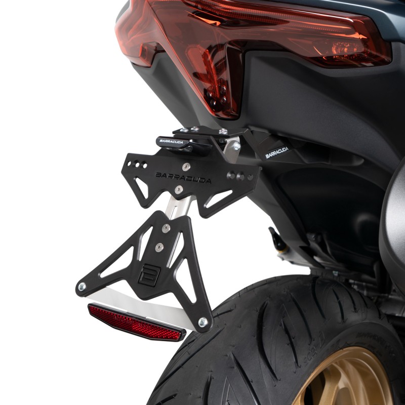 YT5104-22+N1002+NCAT : Kennzeichenhalter Kit Barracuda 2022-2026 Yamaha Scooter MAX